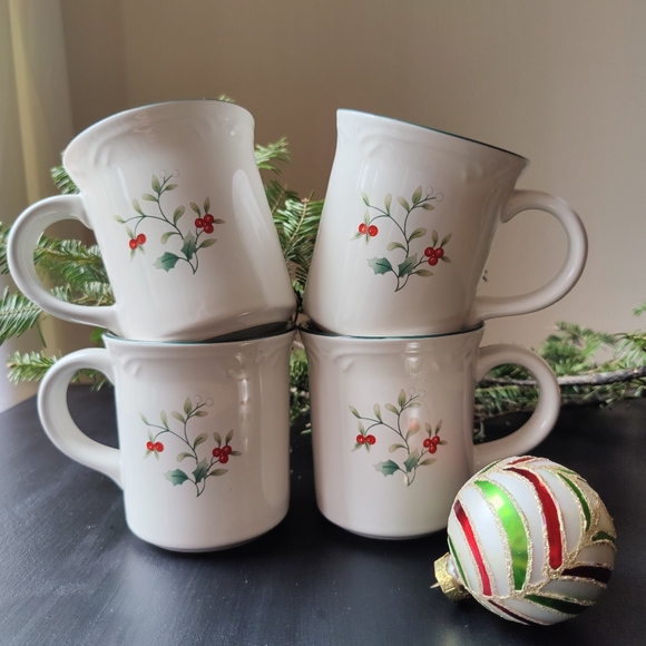 4 Pfaltzgraff 12 oz mugs | Christmas 🎄 themed Winterberry pattern - Picture 8 of 9